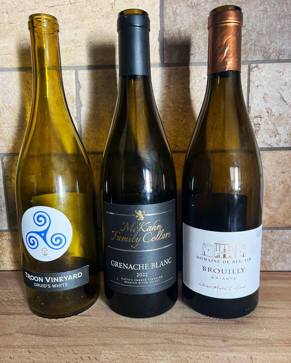 Family from California in town Sunday just for the night. So broke out some great wines! 

2022 Troon Druid's White Applegate Valley White Blend. @TroonWines 

2022 McKahn Family Cellars Grenache Blanc Carie's Corner Vineyard RRV @McKahnFamily 

 2020 Domaine De Bell-Air Brouilly