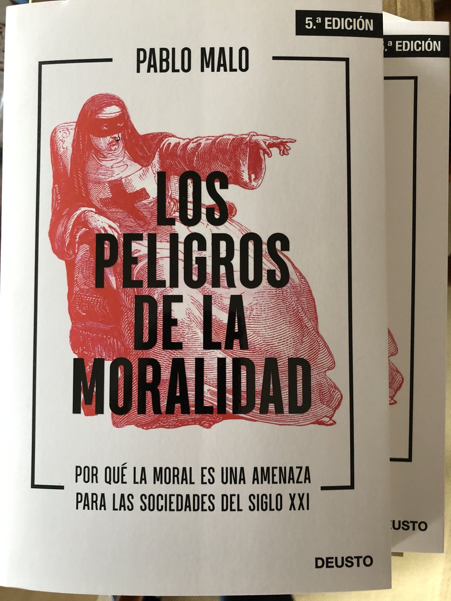 pitiklinov's tweet photo. ¡¡Acaba de salir la 5ª edición de Los Peligros de la Moralidad!!.

Estamos viviendo estos días en los conflictos internacionales momentos en los que parece que ha desaparecido la empatía por otros seres humanos y vemos llamadas al exterminio y la aniquilación de los miembros del grupo rival.

¿Cómo pueden estos conflictos anular el sentido humano básico de compasión por las brutalidades infligidas a personas inocentes? La respuesta es que la psicología de nuestra mente moral punitiva -la condena moral y la venganza- pueden desactivar la empatía.

Un aspecto profundo de la naturaleza humana es, que nuestra empatía puede interrumpirse en determinadas circunstancias, se bloquea y desaparece por completo. La empatía se interrumpe cuando la otra persona es miembro de una coalición rival, -un enemigo-, pero también cuando se considera que la otra persona ha cometido un agravio moral, es decir, cuando la otra persona es mala moralmente. Un ser humano al que consideramos malo moralmente es como si hubiera perdido su cualidad de ser humano y lo deshumanizamos, es una alimaña, un patógeno y se merece el castigo que con toda la crueldad necesaria y sin ningún sentimiento de culpa estamos dispuesto a administrarle.

Sin el efecto amortiguador de la empatía, como estamos viendo, la gente es capaz de los actos más horrendos. Los moralistas -los vengadores y justicieros- se convierten en psicópatas y sádicos que no respetan ni a niños inocentes. Y, en lo que respecta a terceros, su empatía por las víctimas también puede inhibirse por lealtad a los perpetradores u otras razones. Una vez que las personas creen que alguien a quien han hecho daño "se lo merecía", la crueldad que están dispuestas a tolerar no suele tener fin.

En definitiva, nuestra mente moral (tribal y punitiva) puede arrastrarnos a la inmoralidad.

El libro habla de cómo nuestras convicciones morales no son como otras convicciones y llevan el germen de la imposición y la intolerancia; de que dividimos el mundo en Nosotros y Ellos y de que nuestra mente moral es tribal; de que vemos las transgresiones morales como una díada donde hay un perpetrador y una víctima -blanco y negro, buenos y malos-; de la Violencia Moralista; de que la moral está invadiendo esferas donde no debería entrar como en la ciencia, lo cual va a ser perjudicial para la sociedad en su conjunto. Todo ello nos puede ayudar a entender mejor el mundo en el que vivimos.

¡¡Gracias a todos los que habéis leído el libro y lo estáis recomendando!!