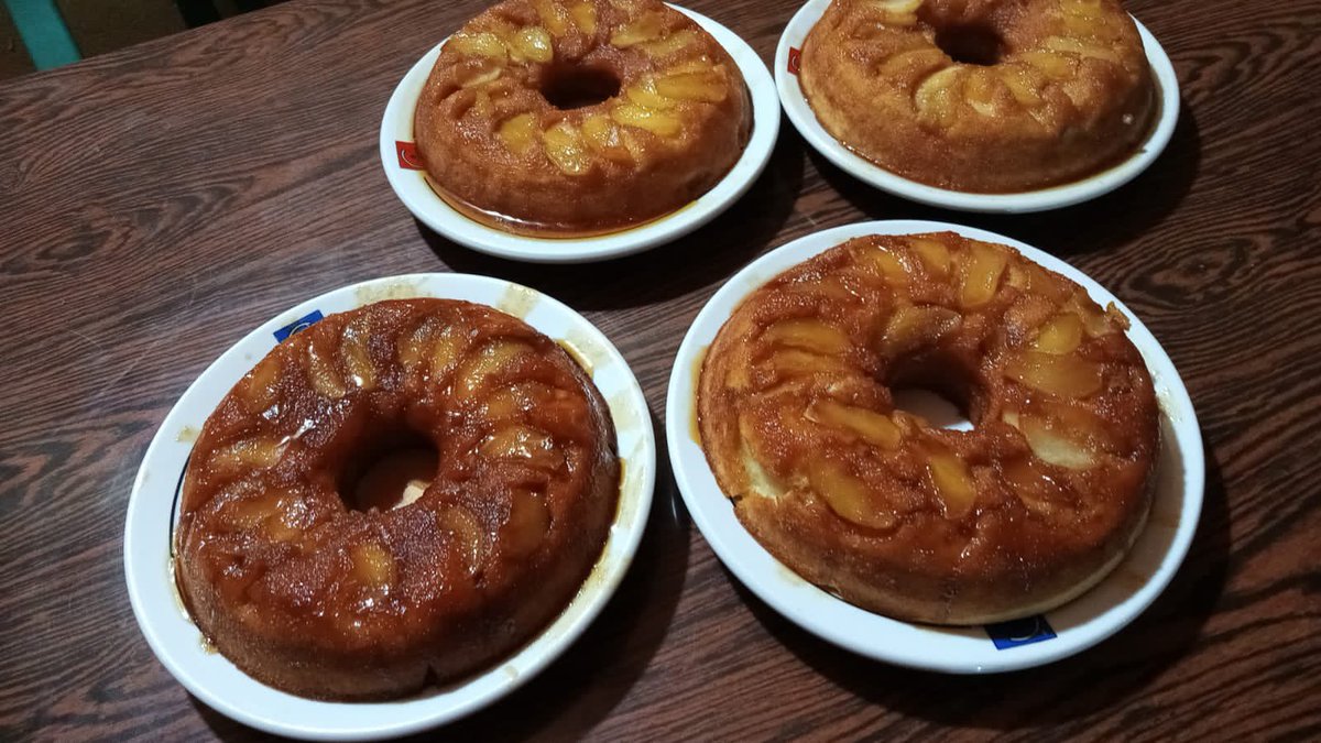 lapacha_'s tweet photo. Amis mi mami está pasando por un difícil momento económico y ofrece sus especialidades: tortas de naranja y tortas de manzana y piña. Naranja: 35.000 y las otras a 40.000 gs. Somos de asuncion, zona campus uca. Depende de la distancia podemos acercarles ♥️ rt por fa 🫶🏻🙏 https://t.co/EjlL1XCd6K