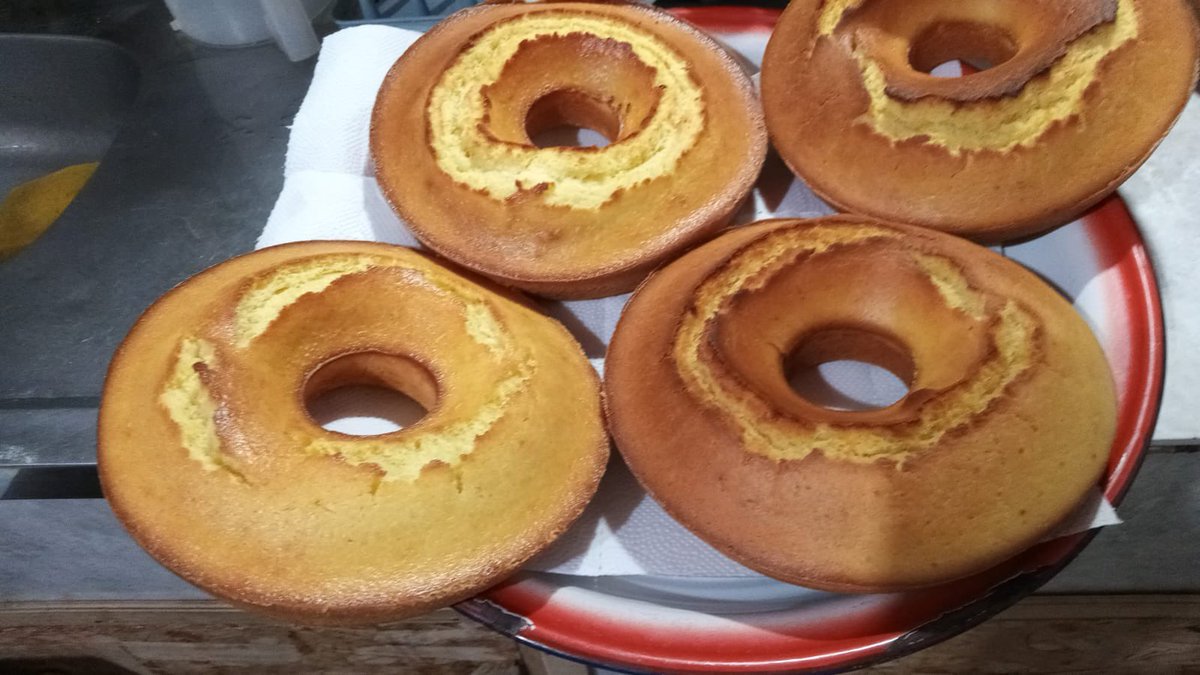 Amis mi mami está pasando por un difícil momento económico y ofrece sus especialidades: tortas de naranja y tortas de manzana y piña. Naranja: 35.000 y las otras a 40.000 gs. Somos de asuncion, zona campus uca. Depende de la distancia podemos acercarles ♥️ rt por fa 🫶🏻🙏