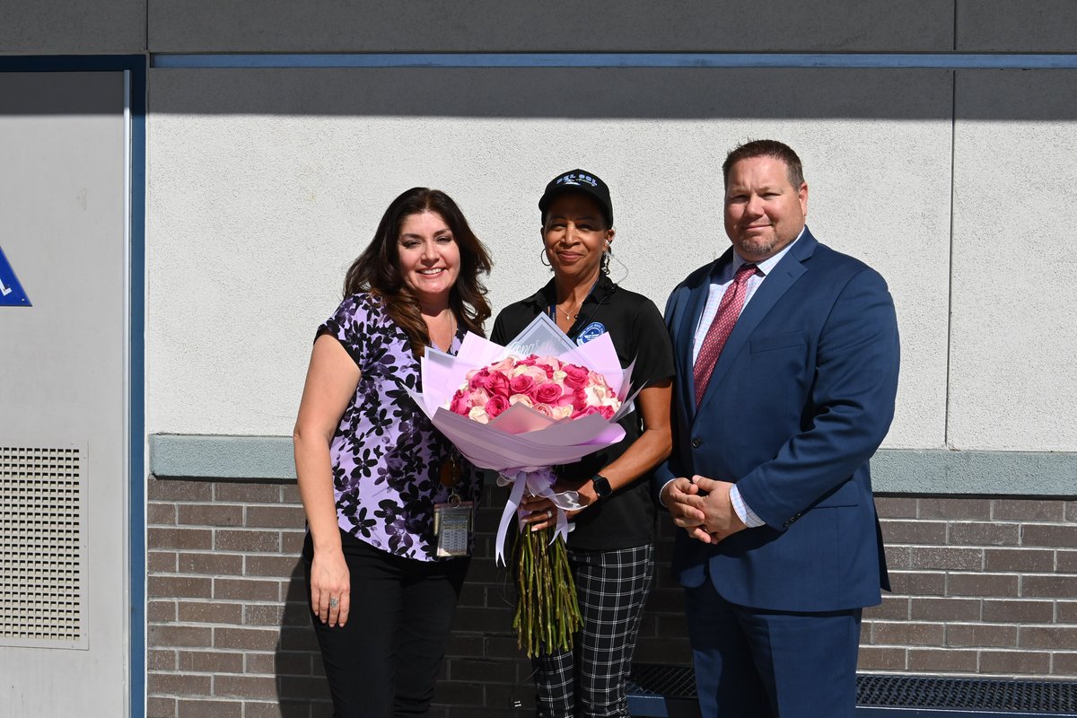 JUSD_Supt's tweet image. Congratulations to our JUSD Co-Administator of the Year, Del Sol Academy Assistant Principal Evelyn English. Thank you for supporting our students and families. #jusd #jusdshares #jusdvision.