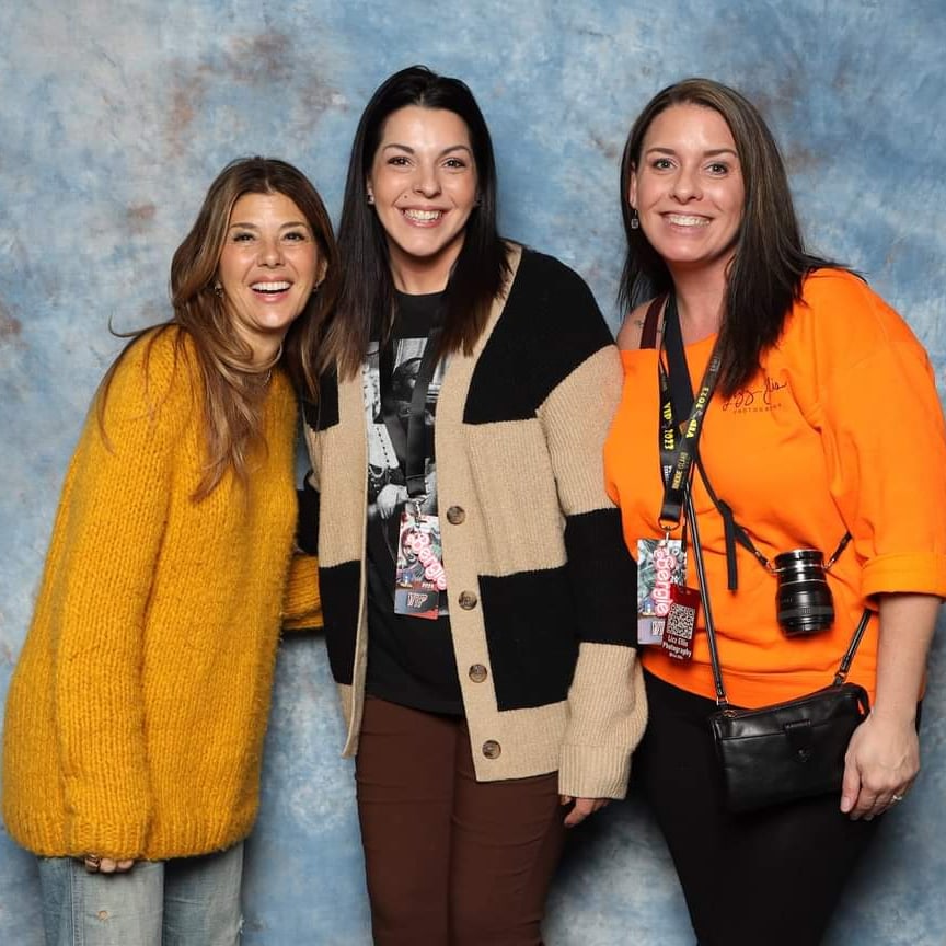 LizzEllis's tweet photo. When your best friend is @marisatomei 's twin! ❤️❤️ #twinning #marisatomei #doppelganger #rhodeislandcomiccon https://t.co/DRd0eDnv3C