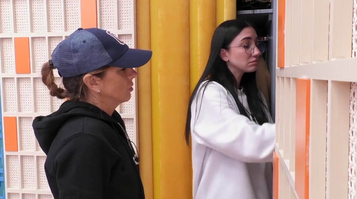 VeroLinda2021's tweet image. Ay pobre Naomi, le ha dado bajón con su caja... porque dice q no le han traido nada de lo q pidió.... y alguna ropa suya como de hace años q no se pone.. como q ha visto poco interés
@alexcaniggia llévale tú ropa chula a la Killer cuando vayas a la casa #RepescaMandi6N #GHVIP6N