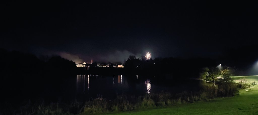 Had a lovely #Bonfire night with @V_TheDemon and <a href="/LilCatsWorld/">Mikachi</a>! 🔥

Unfortunately the display we usually go too wasn't on this year, but we still had a good time at the lake watching a lot of other people's money explode in the sky... while we played with our £5 sparklers ^_^