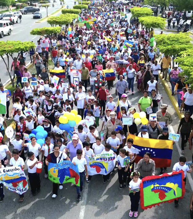 AmeliachPSUV's tweet photo. La campaña por la unidad Nacional para el referéndum consultivo por la defensa de nuestros derechos históricos en la Guayana Esequiba inició con fuerza y patriotismo en el municipio Francisco Javier Pulgar (Sur del Lago) del Edo Zulia. VOTA 5 VECES SI https://t.co/VP5bu0OC8Y