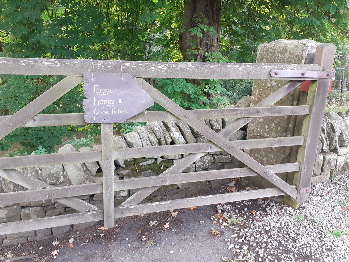 jamesellson3's tweet photo. 1/2
A first for me yesterday afternoon - I was interviewed on (my) doorstep.
Three men knocked on my door after walking on Kinder plateau (Peak District). Having seen the sign, they wanted eggs, honey, and a book. One of them held a hefty camera . . . https://t.co/bHM21VR1OW