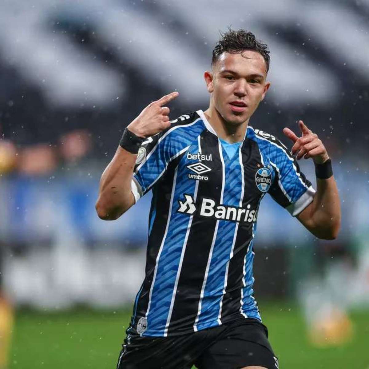 A PRIMEIRA! Gremistas comemoram convocação de Pepê