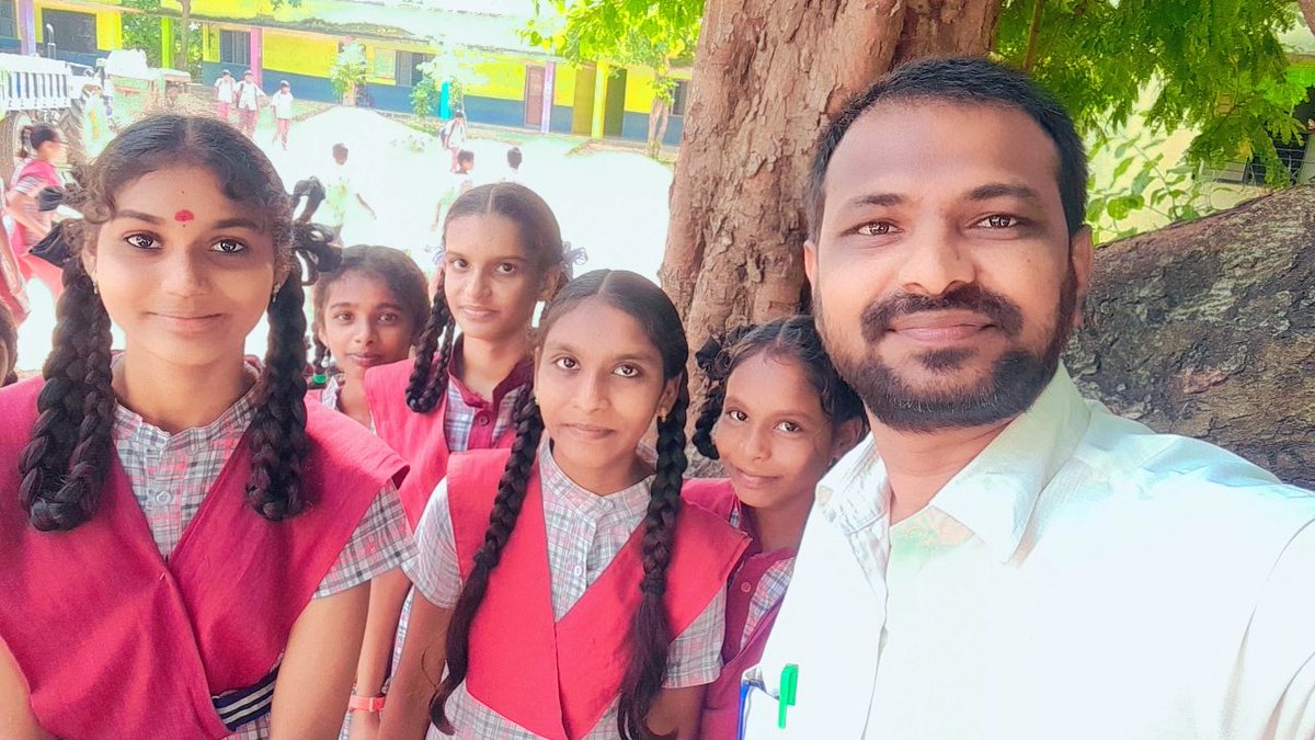 chamakNGO's tweet photo. @VenkatReddy_MVF 
Rejoicing with students 
#Chamakfoundation
#Dr.Mohammad Azam 
#Socialwork https://t.co/FFKHq7ekGh