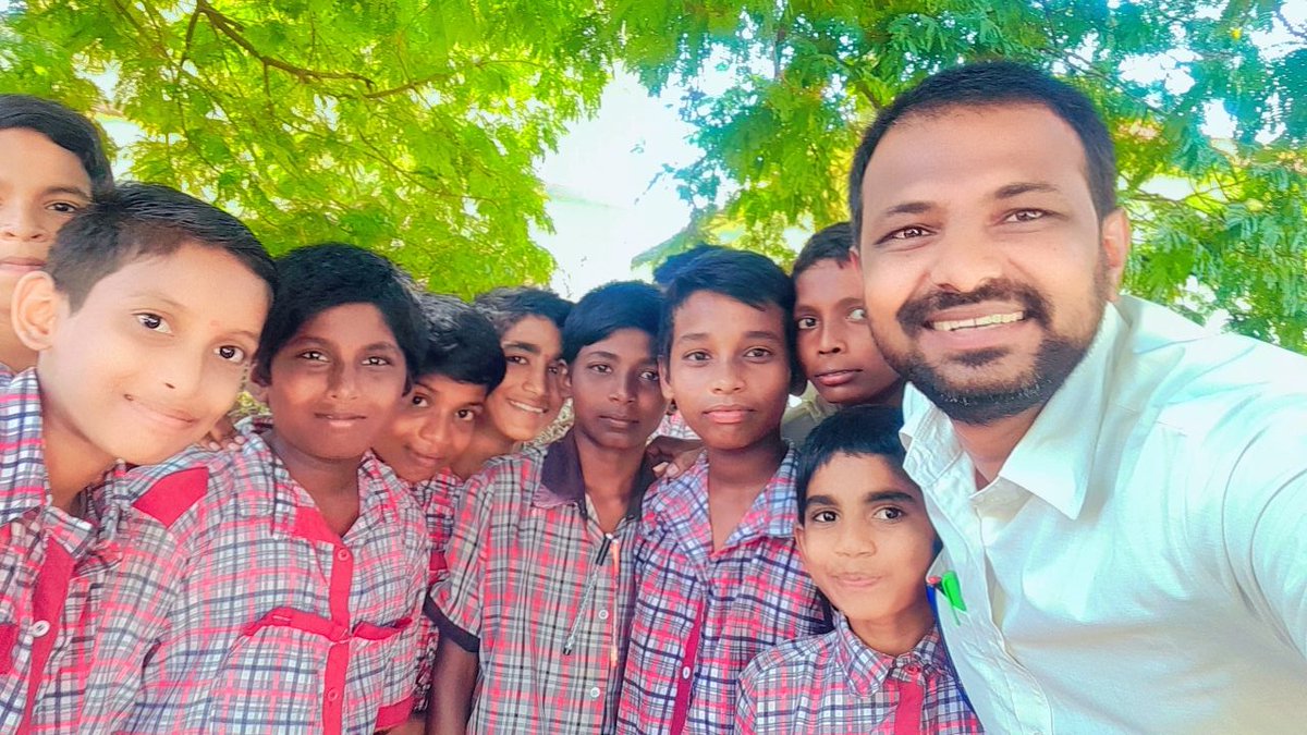 chamakNGO's tweet photo. @VenkatReddy_MVF 
Rejoicing with students 
#Chamakfoundation
#Dr.Mohammad Azam 
#Socialwork https://t.co/FFKHq7ekGh