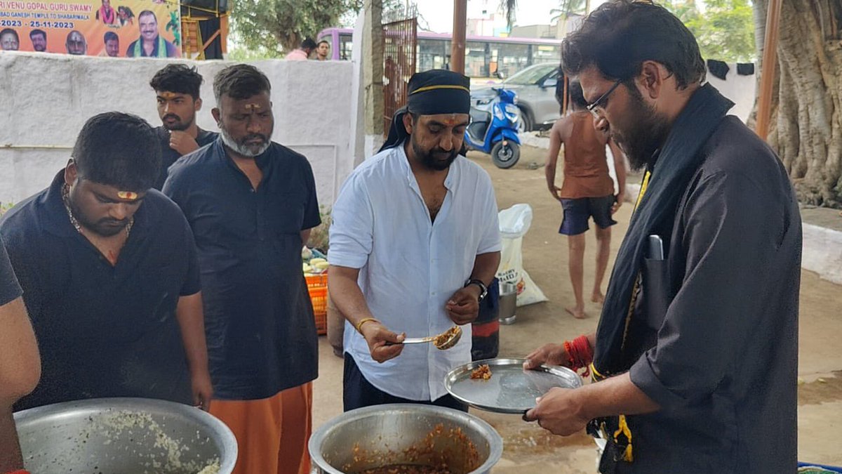RakshaRamaiah's tweet photo. ಹೈದರಾಬಾದ್ ನಿಂದ್ ಶಬರಿಮಲೆಯ ಅಯ್ಯಪ್ಪ ಸ್ವಾಮಿ ದರ್ಶನಕ್ಕೆ ಹೊರಟು, ಇಂದು ಸ್ವಾಮಿಗಳ ಯಾತ್ರೆಯು ಚಿಕ್ಕಬಳ್ಳಾಪುರಕ್ಕೆ ಆಗಮಿಸಿದ ಶುಭ ಸಂದರ್ಭದಲ್ಲಿ ಅಯ್ಯಪ್ಪ ಸ್ವಾಮಿಯ ಭಕ್ತರಿಗೆ "ಅನ್ನದಾನ" ಸೇವೆ ಏರ್ಪಡಿಸಿ ಅವರ ಆಶೀರ್ವಾದ ಪಡೆಯಲಾಯಿತು. #Aiyappa #Devanhalli https://t.co/y01V8oXp83
