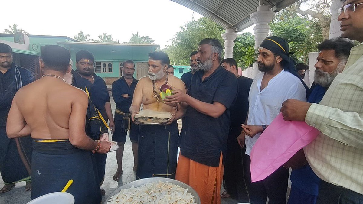 RakshaRamaiah's tweet photo. ಹೈದರಾಬಾದ್ ನಿಂದ್ ಶಬರಿಮಲೆಯ ಅಯ್ಯಪ್ಪ ಸ್ವಾಮಿ ದರ್ಶನಕ್ಕೆ ಹೊರಟು, ಇಂದು ಸ್ವಾಮಿಗಳ ಯಾತ್ರೆಯು ಚಿಕ್ಕಬಳ್ಳಾಪುರಕ್ಕೆ ಆಗಮಿಸಿದ ಶುಭ ಸಂದರ್ಭದಲ್ಲಿ ಅಯ್ಯಪ್ಪ ಸ್ವಾಮಿಯ ಭಕ್ತರಿಗೆ "ಅನ್ನದಾನ" ಸೇವೆ ಏರ್ಪಡಿಸಿ ಅವರ ಆಶೀರ್ವಾದ ಪಡೆಯಲಾಯಿತು. #Aiyappa #Devanhalli https://t.co/y01V8oXp83