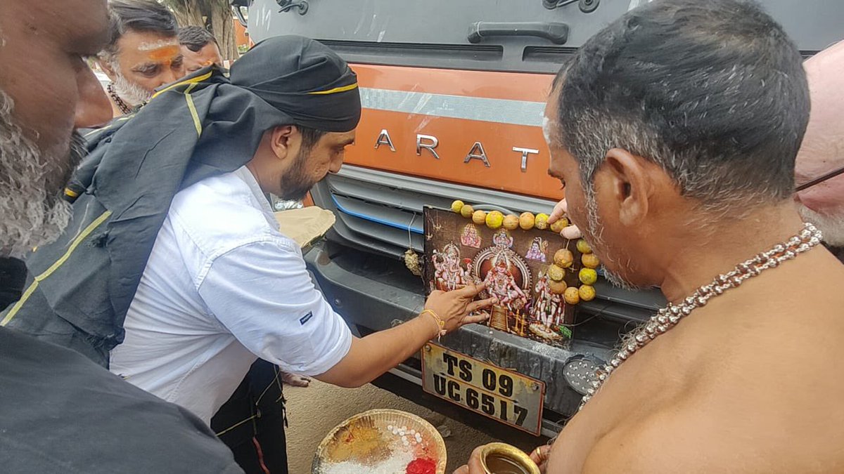 RakshaRamaiah's tweet photo. ಹೈದರಾಬಾದ್ ನಿಂದ್ ಶಬರಿಮಲೆಯ ಅಯ್ಯಪ್ಪ ಸ್ವಾಮಿ ದರ್ಶನಕ್ಕೆ ಹೊರಟು, ಇಂದು ಸ್ವಾಮಿಗಳ ಯಾತ್ರೆಯು ಚಿಕ್ಕಬಳ್ಳಾಪುರಕ್ಕೆ ಆಗಮಿಸಿದ ಶುಭ ಸಂದರ್ಭದಲ್ಲಿ ಅಯ್ಯಪ್ಪ ಸ್ವಾಮಿಯ ಭಕ್ತರಿಗೆ "ಅನ್ನದಾನ" ಸೇವೆ ಏರ್ಪಡಿಸಿ ಅವರ ಆಶೀರ್ವಾದ ಪಡೆಯಲಾಯಿತು. #Aiyappa #Devanhalli https://t.co/y01V8oXp83