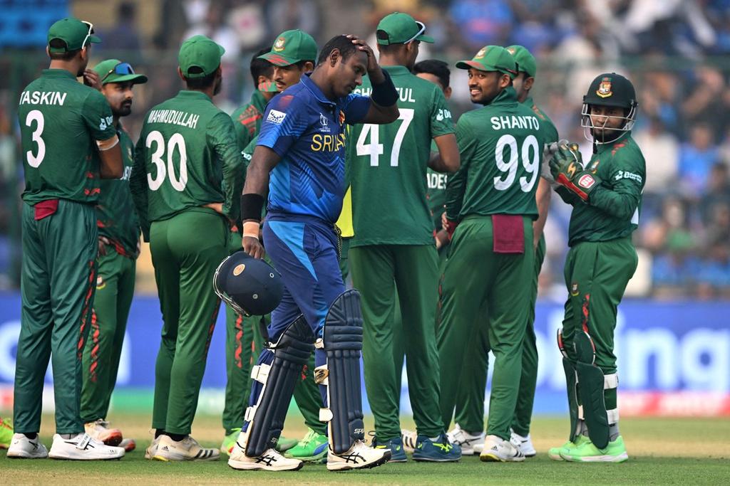 ahtashamriaz22's tweet photo. Cricket is a gentleman's game, and Shakib Al Hasan proved that he is not a "Gentleman."
Revenge taken 🙌

#BANvsSL #SLvBAN #BANvSL https://t.co/VnL0oBbeVo