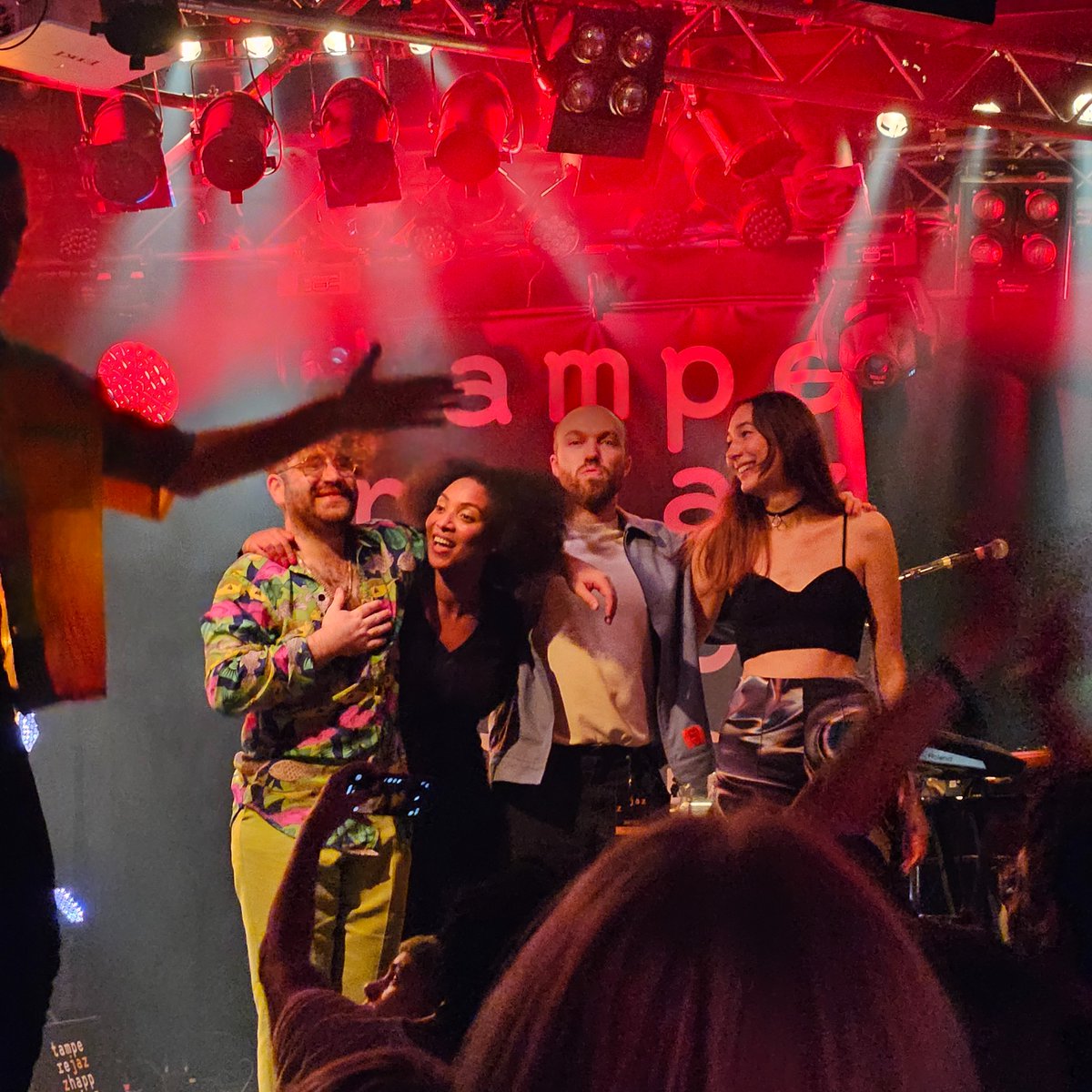 cucconen's tweet photo. Jos fiiliksen sais purkittaa. Sieltä löytyisi lauantai-illan huuruja. Tulli-Klubi, kuvassa Kutu. The roof exploded @tamperejazz 2023 https://t.co/12Jhkvc0U8