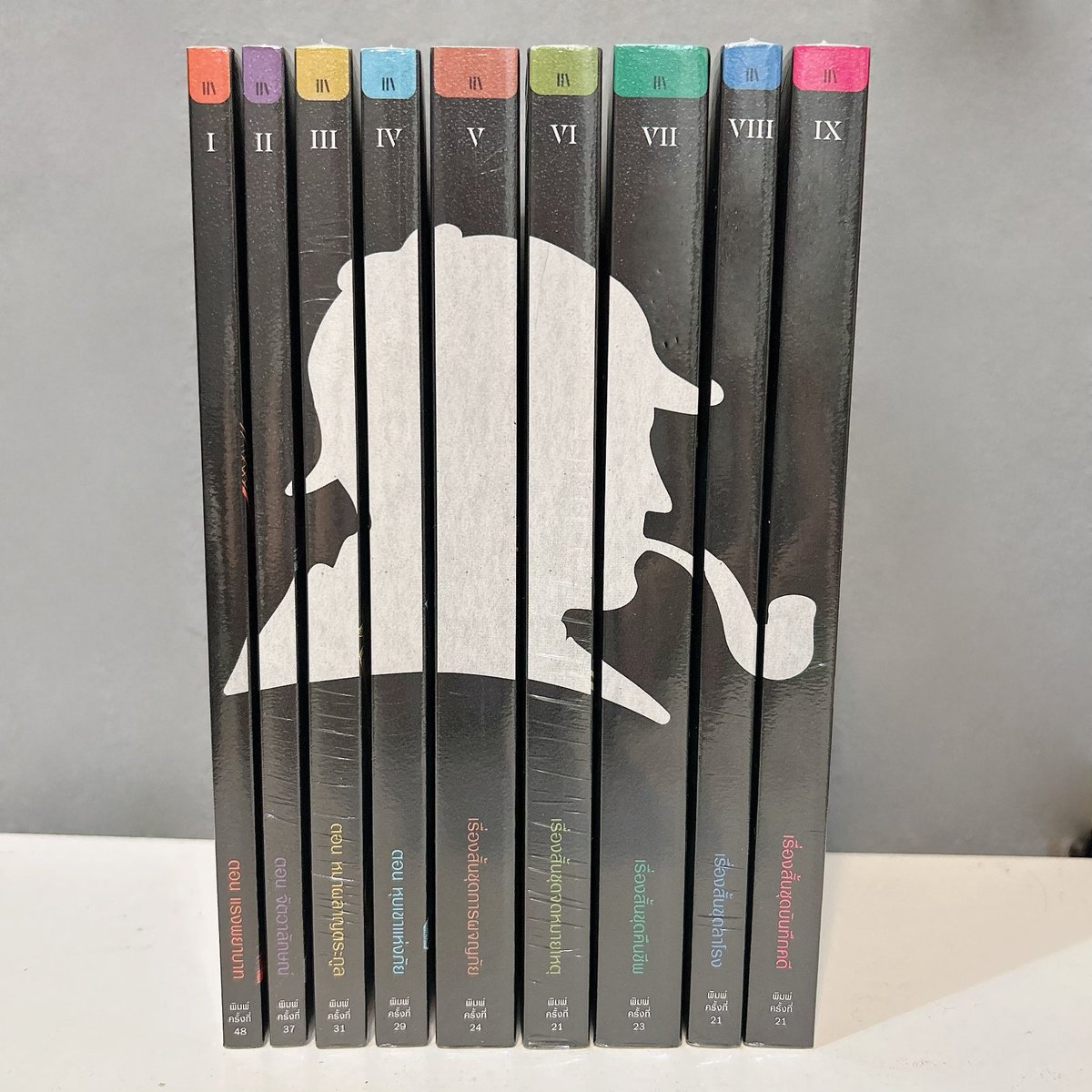 🔍สาวกนิยายสืบสวนสอบสวนและชอบคดีฆาตกรรมที่มีความซับซ้อน เดาทางยากต้องไม่พลาด เชอร์ล็อก โฮล์มส์ นักสืบที่ถูกพูดถึงเป็นอันดับแรกๆ วันนี้เราจะมาชำแหละ Boxed Set เชอร์ล็อก โฮล์มส์ ว่าแต่ละเล่มมีคดีอะไรบ้าง มาดูกัน