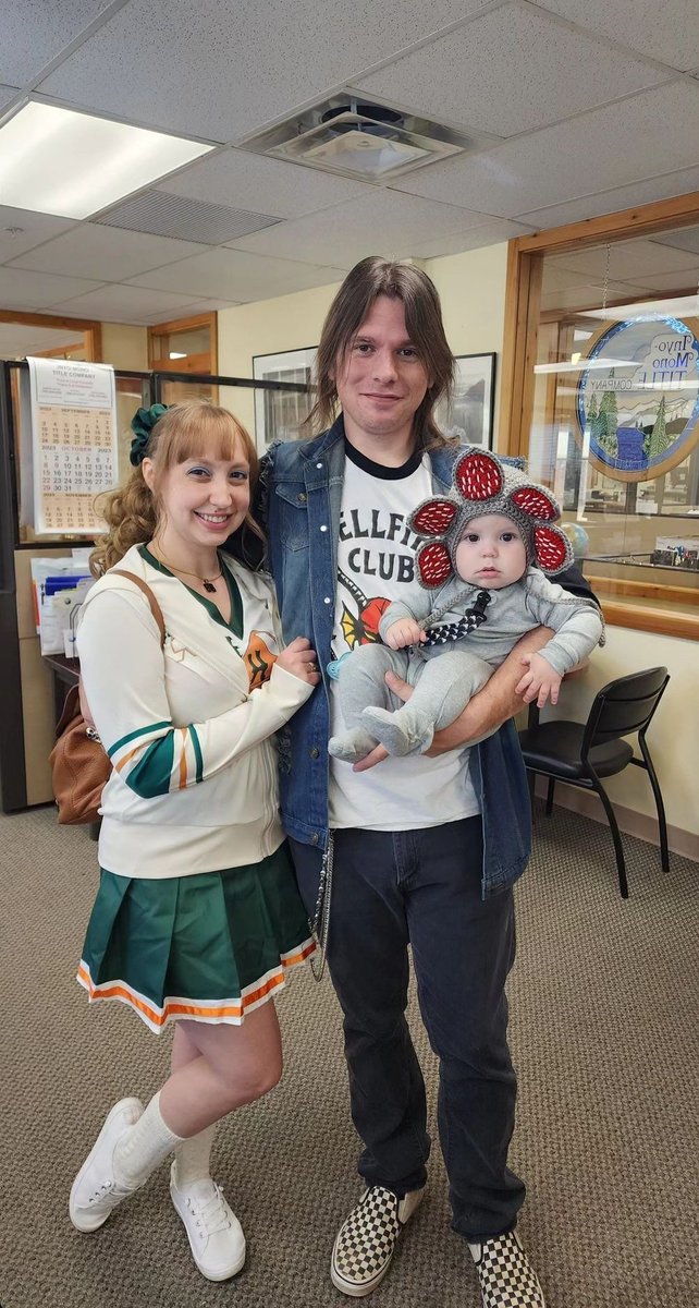 shortstackmayor's tweet photo. Happy #strangerthingsday 
Halloween 2023 pics :) https://t.co/sHaAb2qlW6