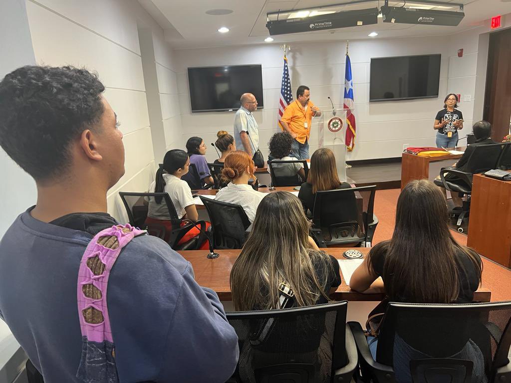 Nuestros estudiantes de la FaCI en acción en el curso INFP 4001-Redacción Periodística I en su visita al Capitolio.  En todo momento, guiados por sus profesores, Lourdes Lugo-Ortiz e Israel Rodríguez Sánchez.  ¡En la FaCI, nuestros estudiantes van de la teoría a la práctica! 🐓❤️