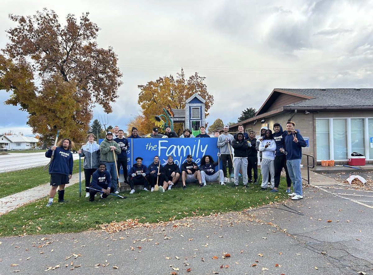 Vonn_6k's tweet photo. Hey AggieNation, I want to give a big shoutout to @familyplaceutah for allowing my teammates and I to do some amazing community work! I also want to give a big thanks to @BlueACollective for putting this together! #AggiesAllTheWay 🤘🏾 https://t.co/MglqD6auvR