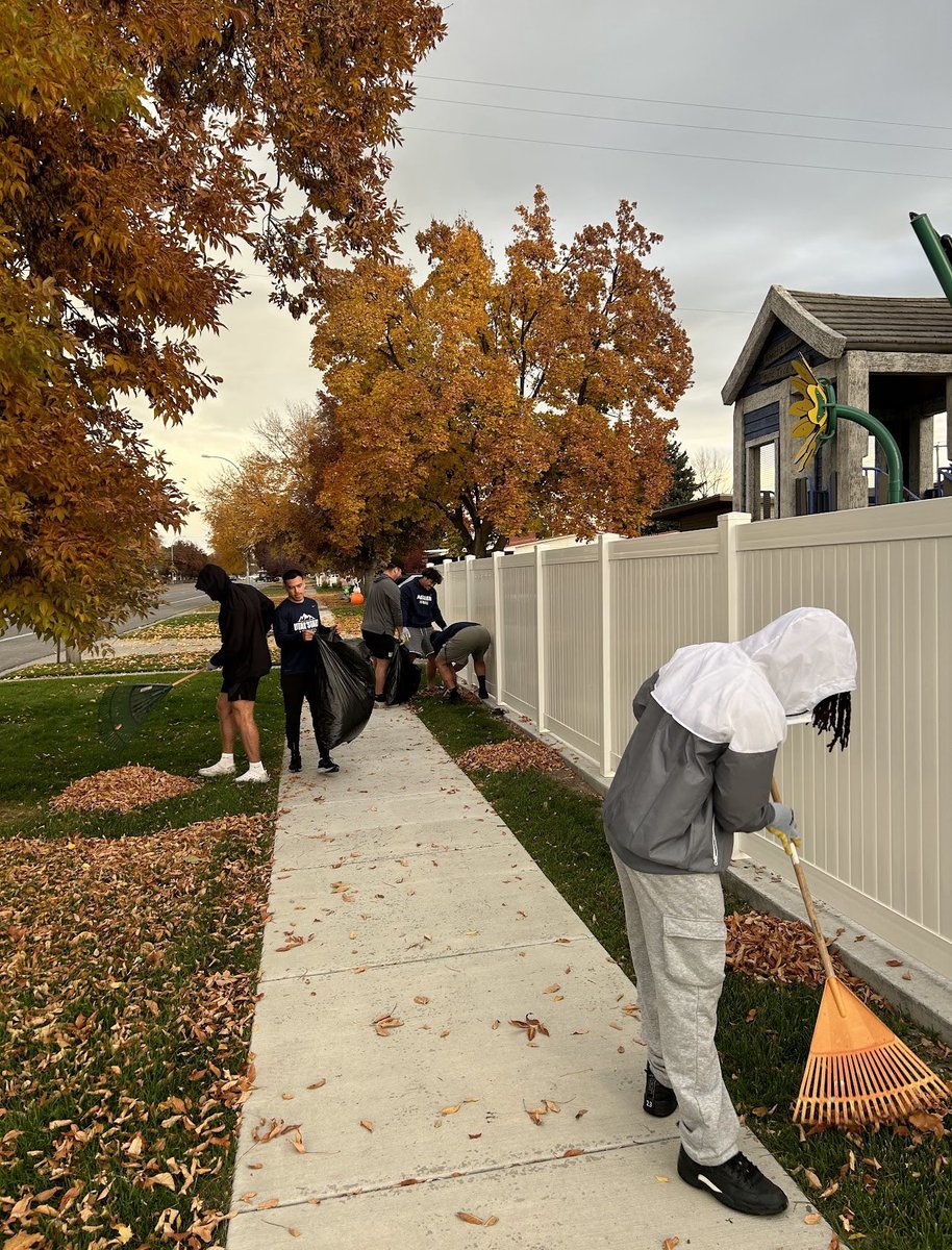 Vonn_6k's tweet photo. Hey AggieNation, I want to give a big shoutout to @familyplaceutah for allowing my teammates and I to do some amazing community work! I also want to give a big thanks to @BlueACollective for putting this together! #AggiesAllTheWay 🤘🏾 https://t.co/MglqD6auvR