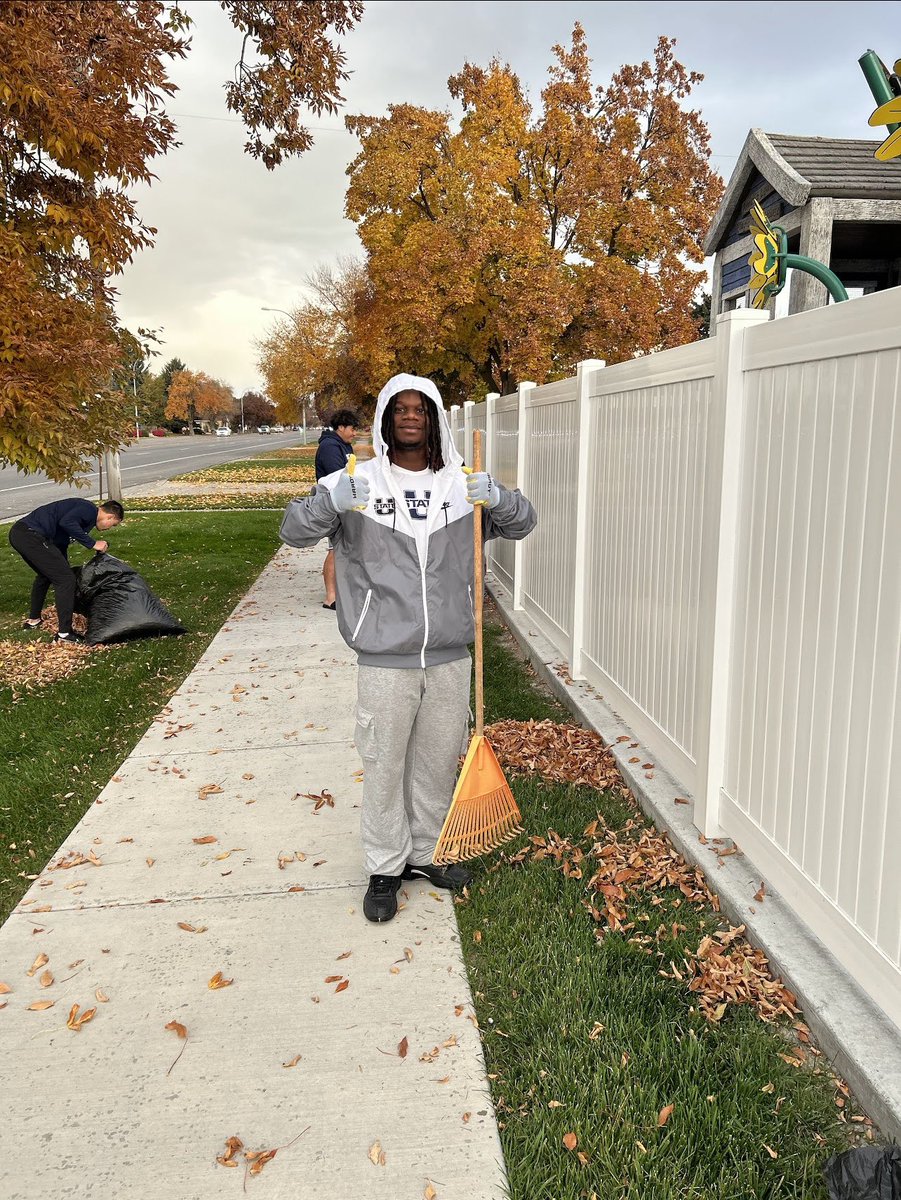 Vonn_6k's tweet photo. Hey AggieNation, I want to give a big shoutout to @familyplaceutah for allowing my teammates and I to do some amazing community work! I also want to give a big thanks to @BlueACollective for putting this together! #AggiesAllTheWay 🤘🏾 https://t.co/MglqD6auvR