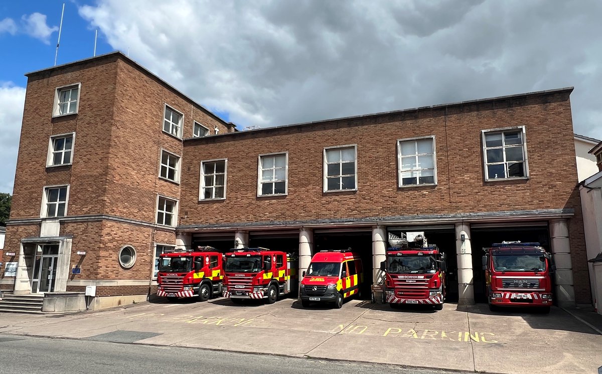 HWFireParamedic's tweet photo. @HWFireHereford are getting the refresher treatment today. One of our paramedic trainers will take through a comprehensive theory session, and consolidate their learning with structured practical #firefighter #paramedic #training #casualtycare #excellence https://t.co/i4GXE13JFb