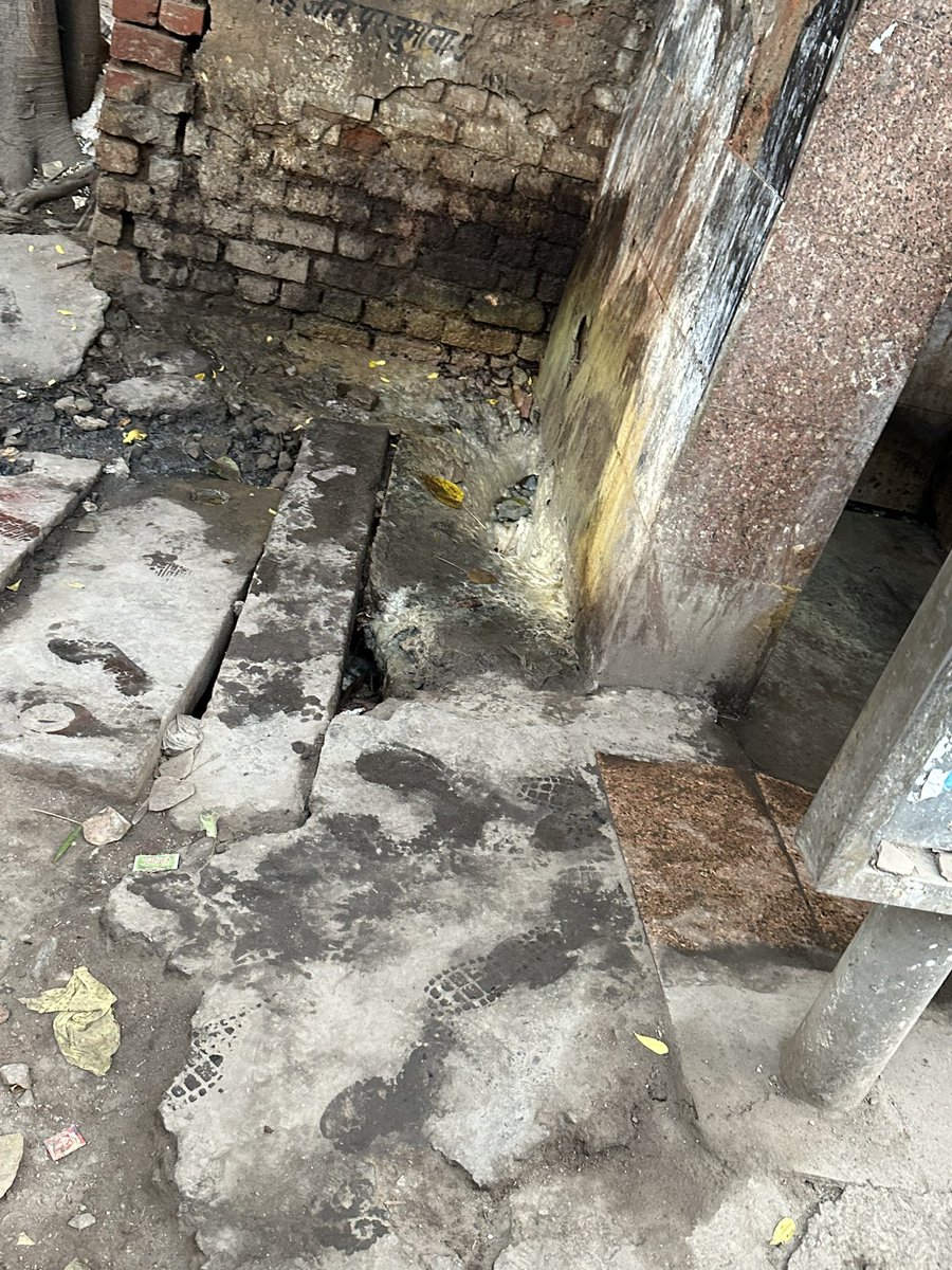 mukulsharma016's tweet photo. @MCD_Delhi @CitySpzone @CPWDGOV @DelhiPwd @pwddelhi @CPCB_OFFICIAL #SwachhataHiSeva Earlier complaint done but no action taken till now. People are urinating outside because of uncleanliness.
Time-03:00PM
Date-06/11/2023
Place-Opp. DAV School, Paharganj chitragupta road, Delhi-55 https://t.co/QTGbNvGGKN