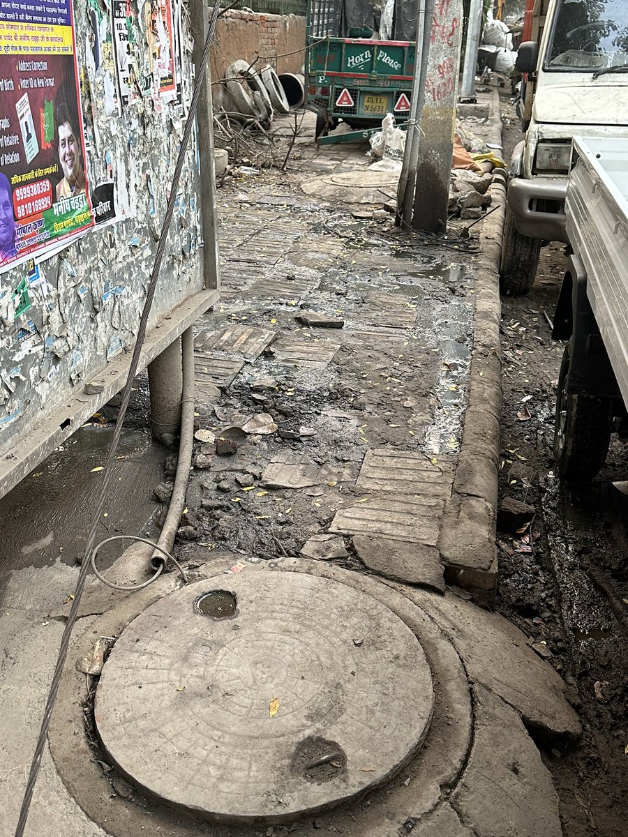 mukulsharma016's tweet photo. @MCD_Delhi @CitySpzone @CPWDGOV @DelhiPwd @pwddelhi @CPCB_OFFICIAL #SwachhataHiSeva Earlier complaint done but no action taken till now. People are urinating outside because of uncleanliness.
Time-03:00PM
Date-06/11/2023
Place-Opp. DAV School, Paharganj chitragupta road, Delhi-55 https://t.co/QTGbNvGGKN