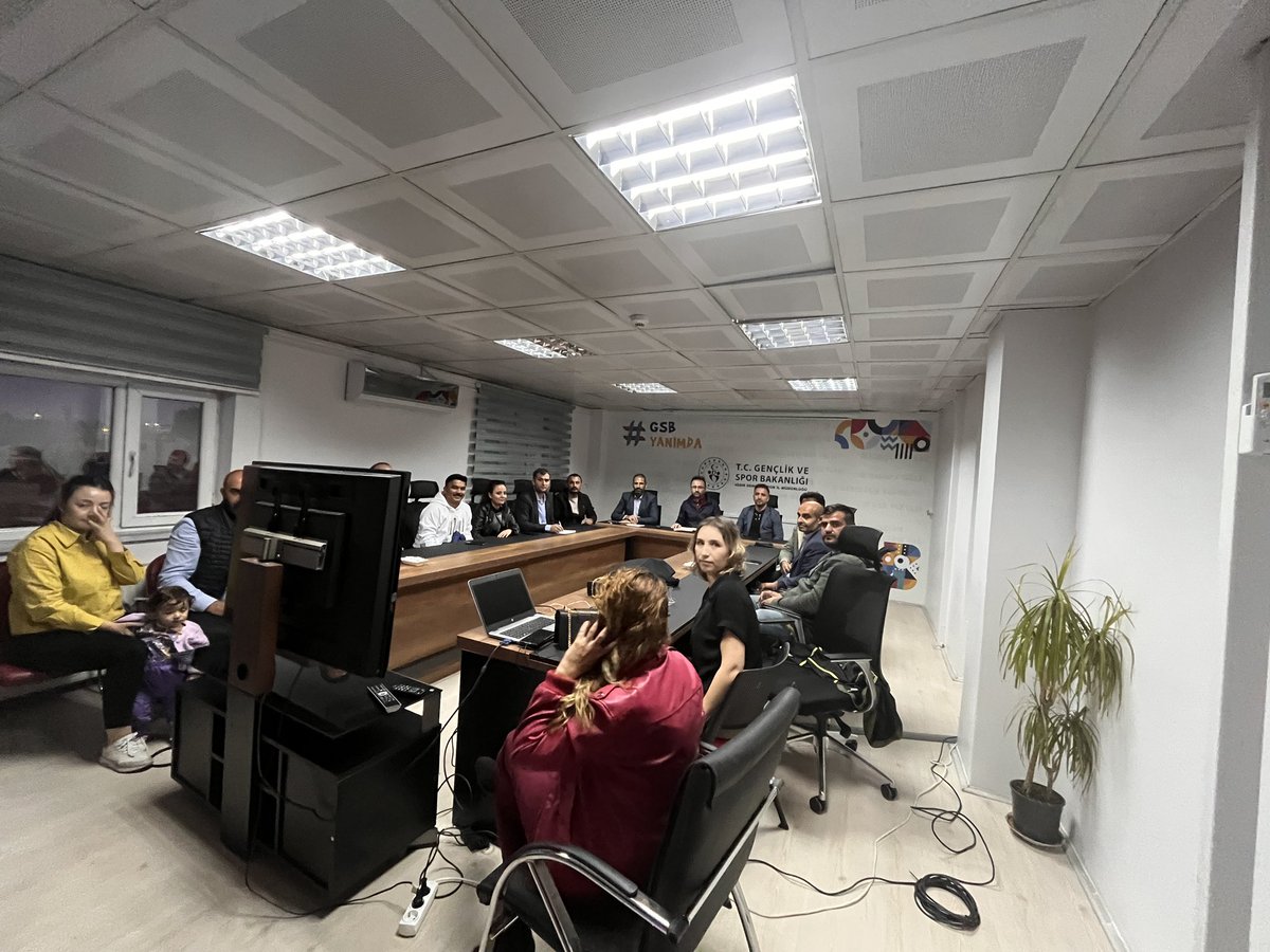 IgdirGM's tweet photo. 2023-2024 E.Ö.Y başlamasıyla üniversitelerde ,gsb yurtlarında,okullarda ve gençliğin olduğu her yerde yapılacak faaliyetleri değerlendirmek üzere Gnç.Hiz.Müd. Recai ŞAHİN başkanlığında, Gençlik Müdürlerimiz ve gençlik çalışanları ile planlama ve değerlendirme toplantısı yapıldı. https://t.co/KuudKcoOoR