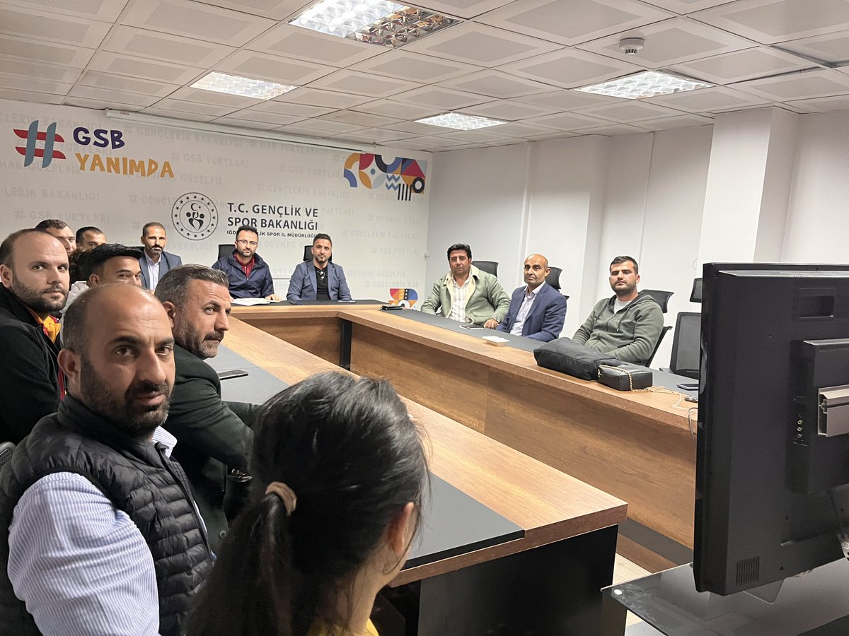 IgdirGM's tweet photo. 2023-2024 E.Ö.Y başlamasıyla üniversitelerde ,gsb yurtlarında,okullarda ve gençliğin olduğu her yerde yapılacak faaliyetleri değerlendirmek üzere Gnç.Hiz.Müd. Recai ŞAHİN başkanlığında, Gençlik Müdürlerimiz ve gençlik çalışanları ile planlama ve değerlendirme toplantısı yapıldı. https://t.co/KuudKcoOoR
