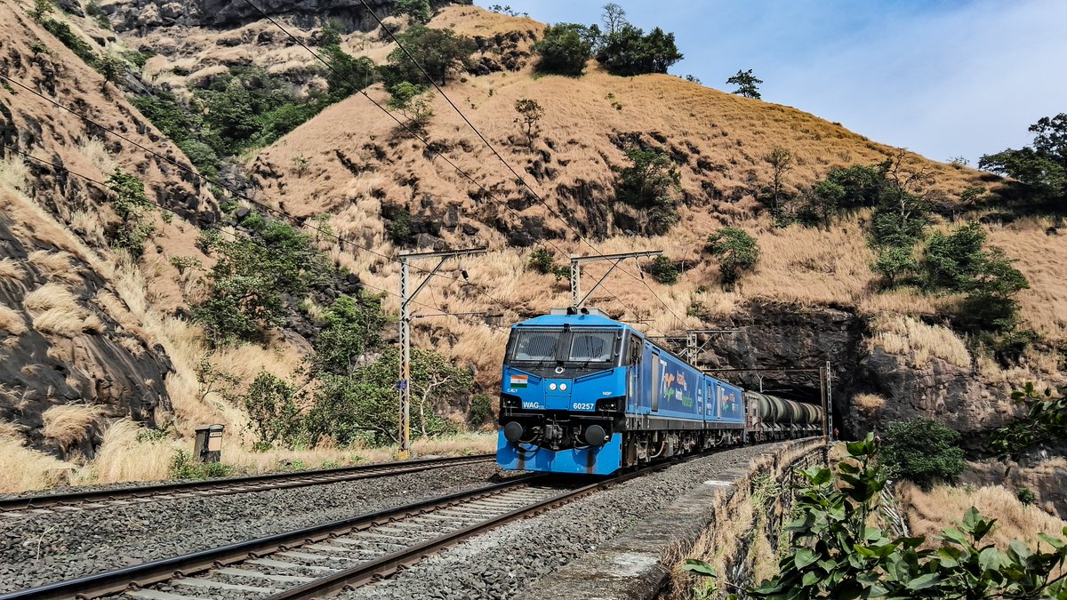 ChetanNeware4's tweet photo. @AlstomIndia @Alstom Nagpur WAG12B Leading BTPN load Climbing Bhor Ghat. 
#raildrishti @Central_Railway https://t.co/hGJdyki6xH