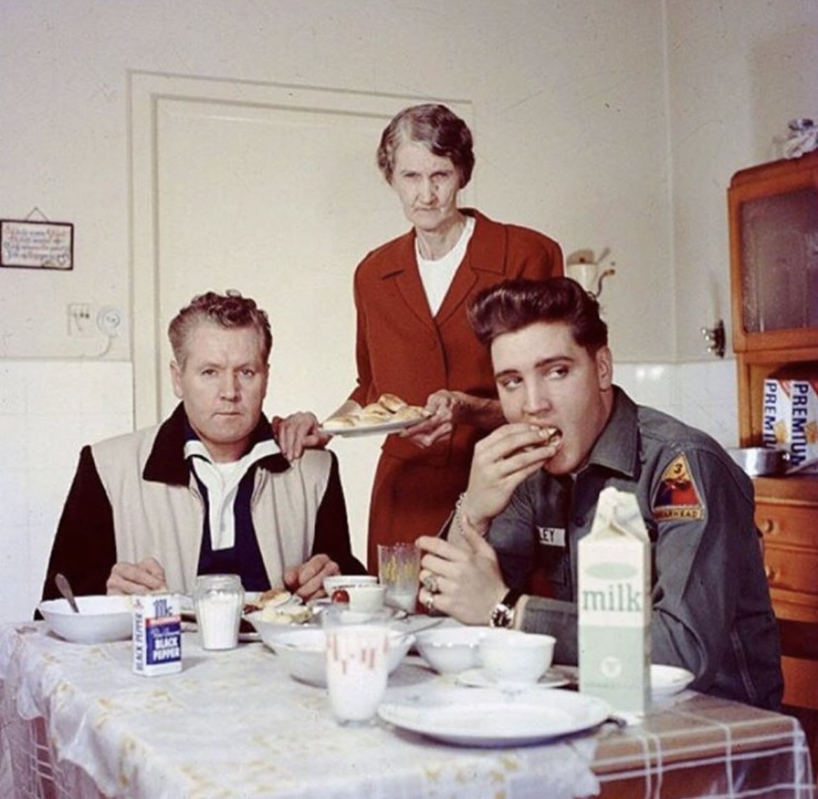historyinmemes's tweet photo. In this photo, we see Elvis enjoying a meal with his father, Vernon, and his grandmother, Minnie Mae. During this time, Elvis was not only a rock superstar but also a member of the US Army. Family was essential to him, and many of his relatives lived on or near his famous Graceland estate.

Minnie Mae even traveled to Germany to be with him while he was stationed there, and Elvis affectionately referred to her as a "tough old bird." His bond with his father, Vernon, remained strong throughout his life and career. Vernon often accompanied Elvis to his shows and movie sets.

It's worth noting that all three of them are buried together at Graceland, a testament to the enduring importance of family in Elvis's life.