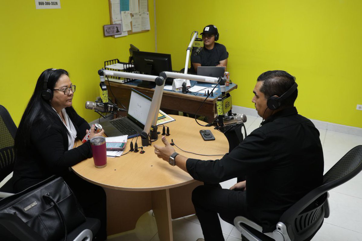 Aquí andamos promoviendo el nuevo FourLoko XoXo que es una edición especial en colaboración con @tiendasoxxo por sus 45 aniversario … Gracias a mi carnal <a href="/ferydj/">FeRy CoRoNaDo</a> y @paty_elizalde96 por recibirme en su cabina !!!