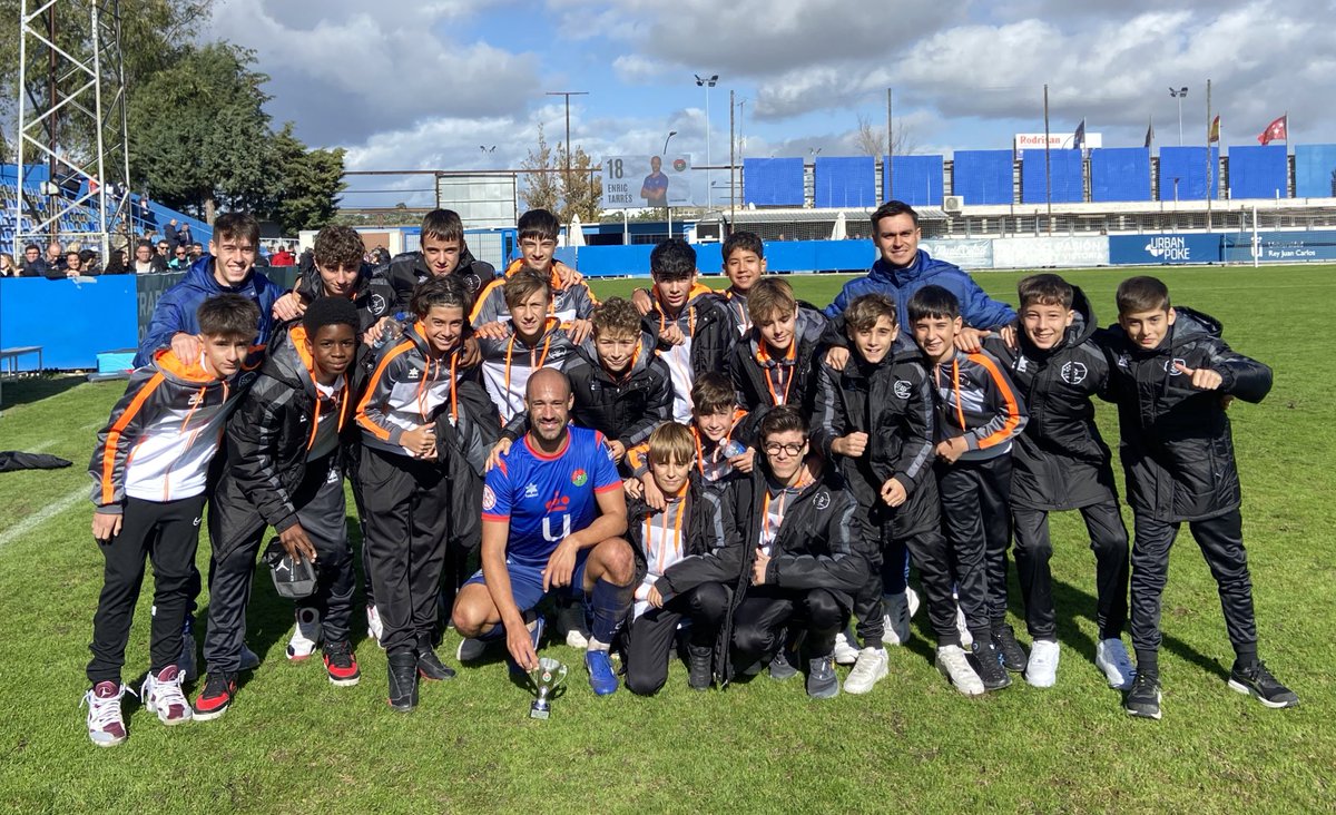 CDMostoles's tweet photo. ¡Este domingo el 𝗜𝗡𝗙𝗔𝗡𝗧𝗜𝗟 𝗗 de la @CanteraMostoles eligió al MVP del partido una vez finalizado el #MóstolesRealMadridC 🙌🏻 y le hizo entrega del trofeo 🏆!

¡ENHORABUENA 𝗘𝗡𝗥𝗜𝗖 𝗧𝗔𝗥𝗥𝗘́𝗦 🎉💙! 

#VamosMiMóstoles 🔵 https://t.co/kPam5OitLN