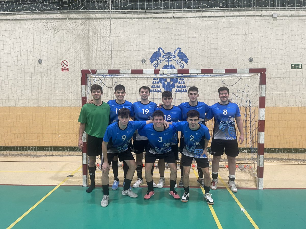 FutbolSalaUah's tweet photo. El equipo universitario de Fútbol Sala vuelve a la andadura de la victoria y el +3 con un partido muy sólido contra la siempre correosa Universidad de Nebrija pero los chicos supieron mantener el nivel desde principio a fin y hacerse finalmente con la victoria💪🏽
UAH 9-2 Nebrija https://t.co/4JwkId9SC3