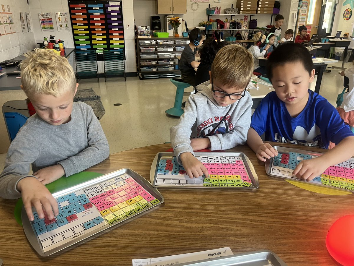 MrsALowe2's tweet photo. Student learned about the FLSZ rule today in phonics! We then practiced our new skill using our word board! Students absolutely crushed it today 🧠🤍 https://t.co/e3e3SAeqt9