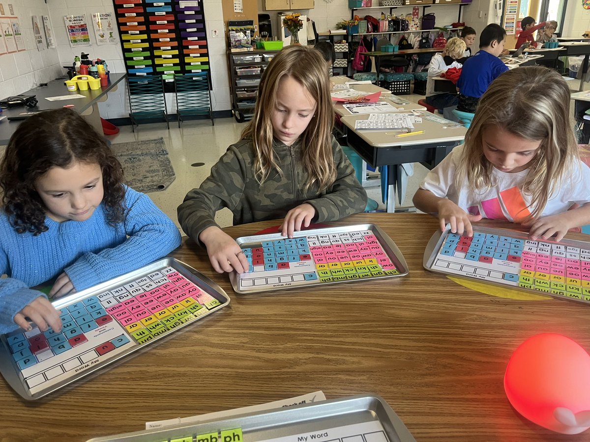 MrsALowe2's tweet photo. Student learned about the FLSZ rule today in phonics! We then practiced our new skill using our word board! Students absolutely crushed it today 🧠🤍 https://t.co/e3e3SAeqt9