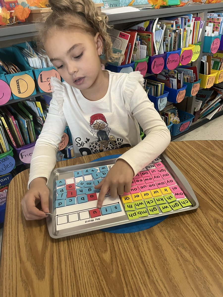 MrsALowe2's tweet photo. Student learned about the FLSZ rule today in phonics! We then practiced our new skill using our word board! Students absolutely crushed it today 🧠🤍 https://t.co/e3e3SAeqt9