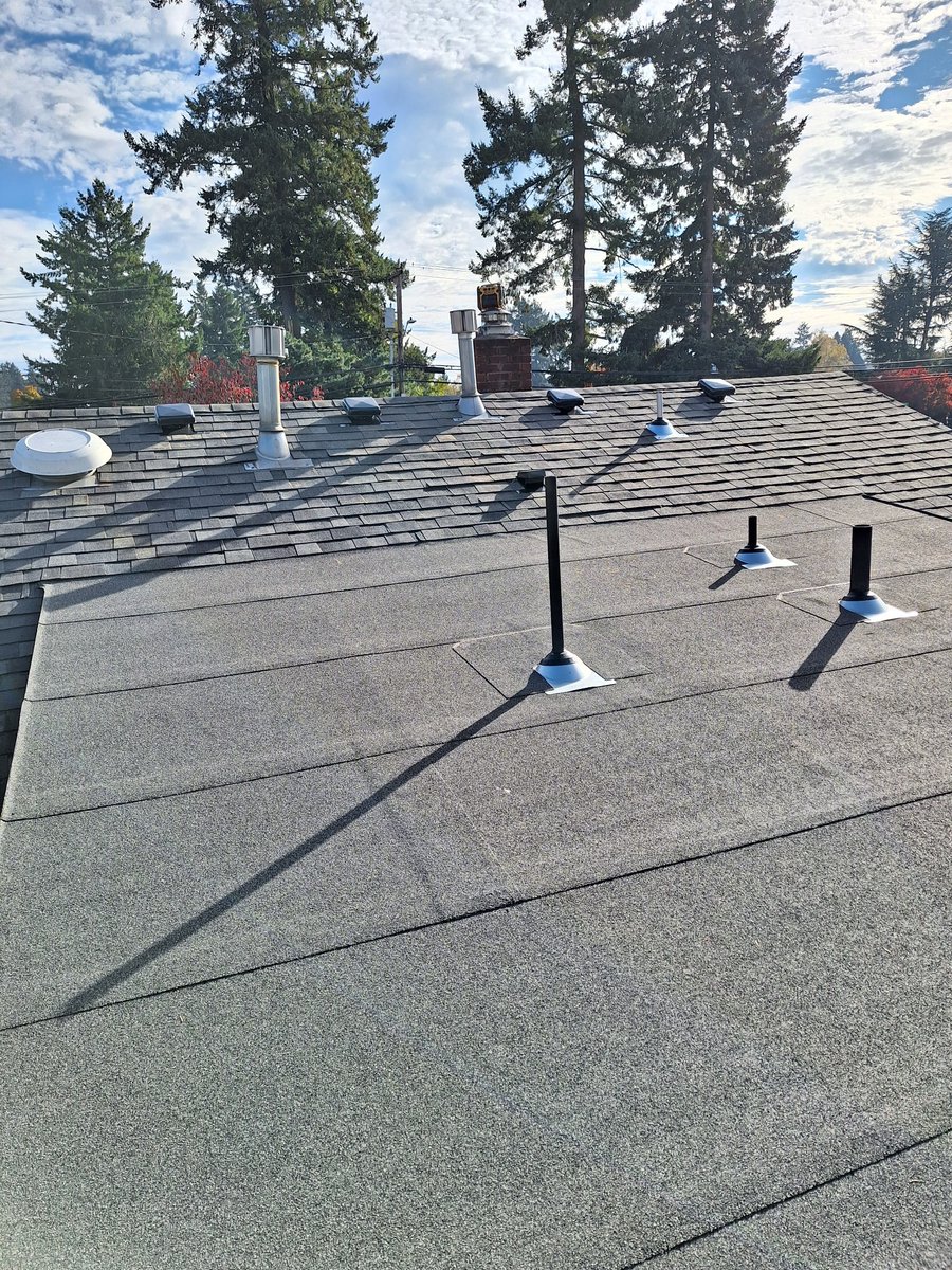 NwRoofTechInc's tweet photo. All those stem vents wow 🥹☺️ #roofingcompany #stemvent #nwrooftech #DoneRight #success https://t.co/8hBuqt0c5P