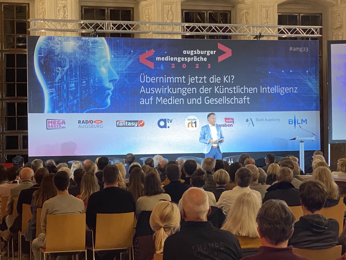 OlischlV's tweet photo. Voller goldener Saal in #Augsburg bei den #amg23 der #blm https://t.co/bbFXweUyry