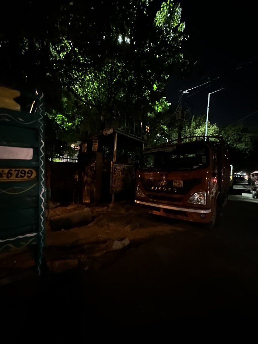 mukulsharma016's tweet photo. @MCD_Delhi @CitySpzone @DelhiPwd @CPWDGOV @AtishiAAP @AAPDelhi  Requesting horticulture dept for trimming of tree branches. Tree branches blocking light in public toilet.
Time-07:00PM
Date-06/11/2023
Place-Opp DAV school, Chitragupta road Paharganj Delhi-55 https://t.co/gYPyquRoB5