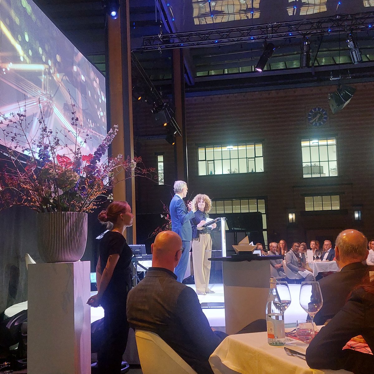Bij uitreiking <a href="/deltapremie/">Deltapremie</a> van <a href="/RegieorgaanSIA/">Regieorgaan SIA</a> en <a href="/Ver_Hogescholen/">Vereniging Hogescholen</a> zegt <a href="/RHDijkgraaf/">Robbert Dijkgraaf</a> dat het zo'n zonde is dat onderwijs, onderzoek en innovatie nauwelijks aandacht krijgen in verkiezingscampagne: "Het is een enorme bron van optimisme voor de toekomst"