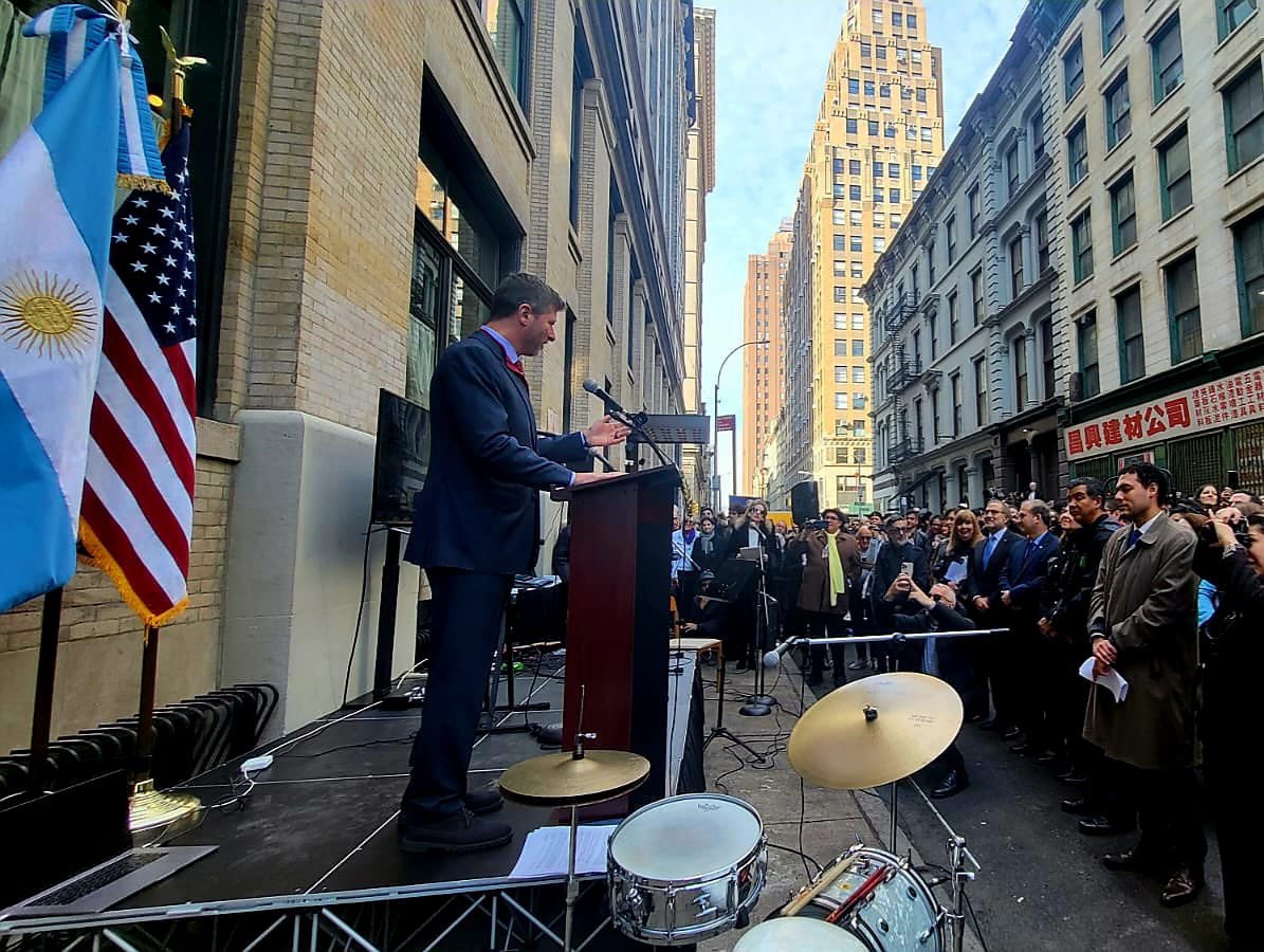 Nueva York celebra a Charly García 🎶🗽 La Cancillería argentina, a través del Consulado @ARGenNewYork, conmemoró el 40º aniversario del lanzamiento del disco 'Clics Modernos' en la esquina de las calles Walker St. y Cortlandt Alley, a partir de hoy “Esquina Charly García”.