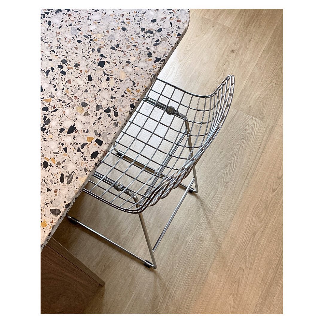 Kitchen details "Transform your space with our stunning mid-century modern bar stools! 🌿 Embrace the elegance of Scandinavian design while making an eco-conscious choice for a sustainable home. 🇬🇧 Explore our collection available in silver mesh brass or black 

#BarStools #Mid