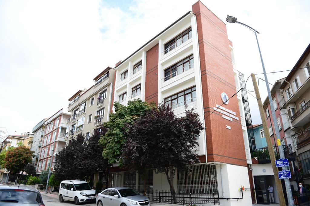 Tedavi için Ankara'ya geldiniz fakat kalacak yeriniz yok...

Altındağ Belediyemizi aramanız yeterli... 
Sizi tedaviniz boyunca konukevimizde refakatçiniz ile birlikte ücretsiz olarak misafir ediyoruz.

Bu süreçte her gün de iki öğün yemek ikramımız...