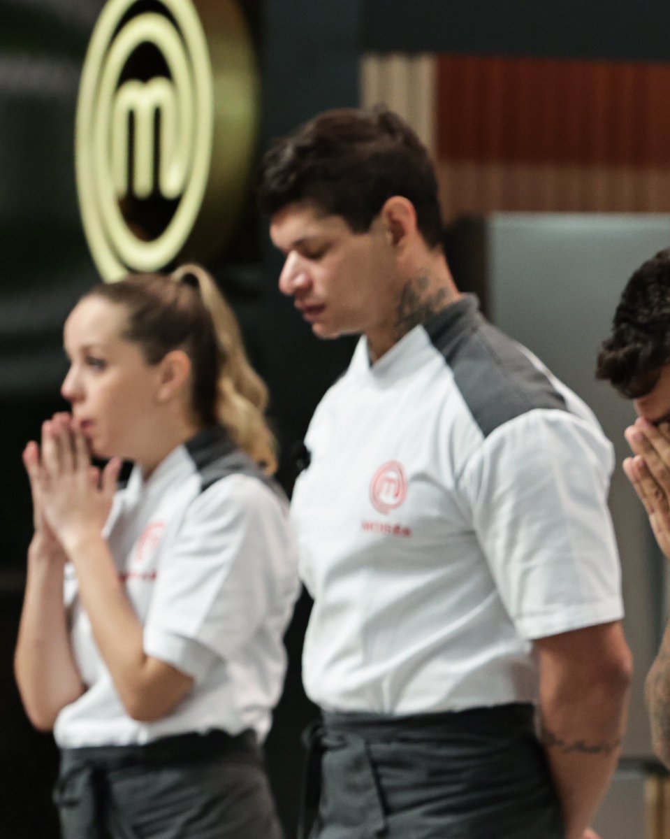 ochefmoises's tweet photo. Momentos finais, o coração saindo pela boca, somos o quarteto do @masterchefbr profissionais 2023, p$&#@! 👊🏼
Chegar até aqui vai além de um pódio, é o resultado de uma vida de persistência no que mais amo fazer, cozinhar 👨🏽🍳
Sigo forte, um monstro! Amanhã tem, hein?
#TeamMoises https://t.co/ohcvceLMDf
