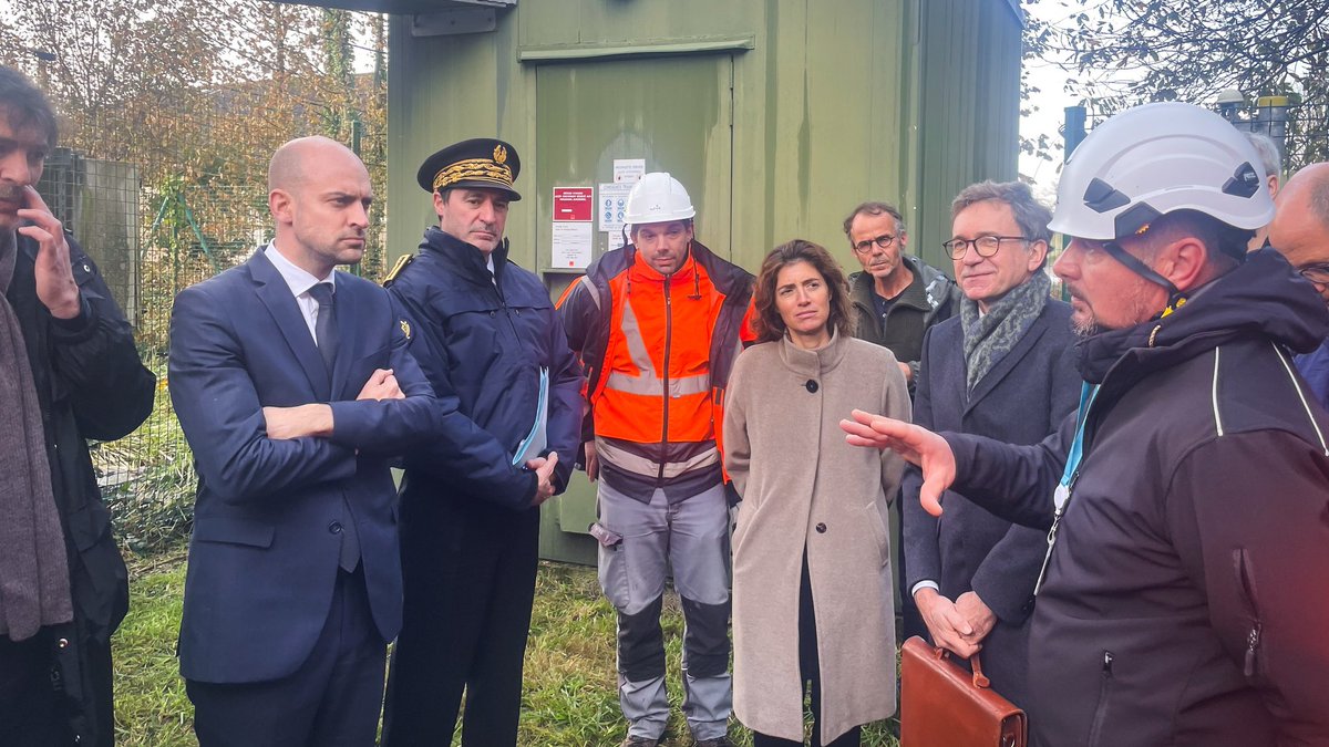 jnbarrot's tweet photo. TempĂȘte Ciaran : aux cĂŽtĂ©s des Ă©lus et habitants du FinistĂšre afin de faire un point sur les rĂ©seaux tĂ©lĂ©coms, d'Ă©changer avec les Ă©quipes et de saluer leur action sur le terrain.
Merci aux quatre opérateurs pour leur mobilisation afin de rétablir au plus vite la situation. https://t.co/v9mPtNGmqY