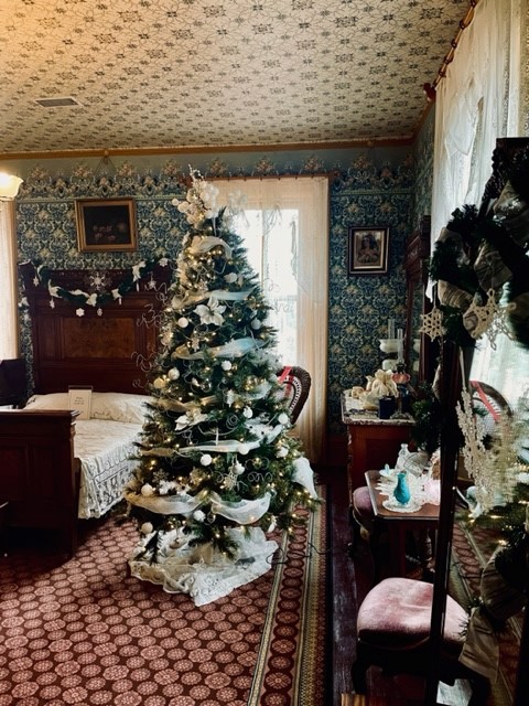 DC_History's tweet image. Baird Holm LLP is the sponsor of Mary's Bedroom this holiday season at the General Crook House! Not only does the room feature pretty snowflakes and festive decor, but you can also get a look at pictures of past Ak-sar-ben Parades taken from the DCHS collection.
📷📷
