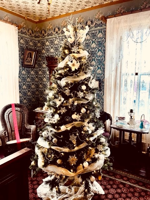 DC_History's tweet image. Baird Holm LLP is the sponsor of Mary's Bedroom this holiday season at the General Crook House! Not only does the room feature pretty snowflakes and festive decor, but you can also get a look at pictures of past Ak-sar-ben Parades taken from the DCHS collection.
📷📷