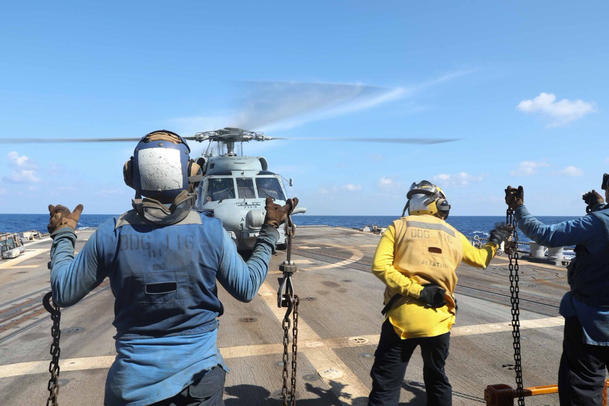 Flight ops! 🚁⚓️

Sailors assigned to USS Thomas Hudner #DDG116, show the pilot of an MH-60R Seahawk assigned to the “Spartans” of Helicopter Maritime Strike Squadron (HSM) 70, the chocks and chains prior to taking off during routine operations.

📸: MC2 Jordan Klineizquierdo