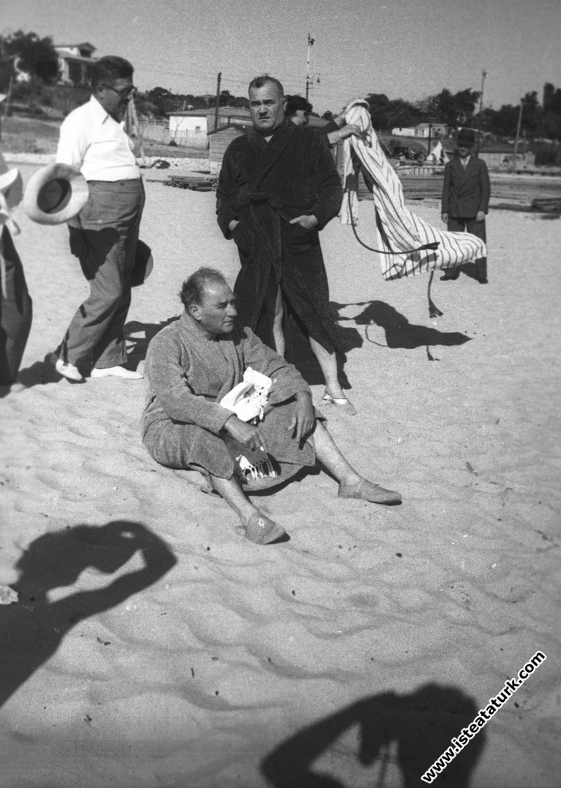 Mustafa Kemal Atatürk, Florya’da yakın arkadaşı Kılıç Ali ile dinlenirken. 

4 Temmuz 1935
